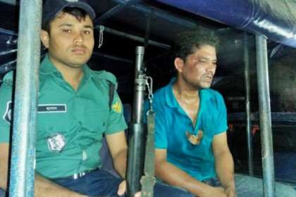 রাবিতে ব্যাংক কর্মকর্তাকে পিটিয়ে পুলিশে দিল ছাত্রলীগ
