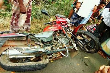 দুই মোটরসাইকেলকে পিকআপের ধাক্কা, নিহত ১ 