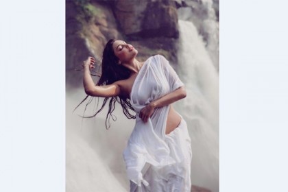 মন্দাকিনি স্টাইলে ঝড় তুলেছেন সুপারমডেল