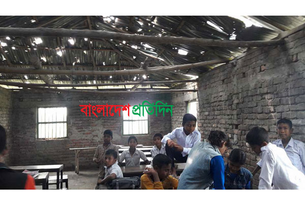 দিনাজপুরে শীলাবৃষ্টিতে ক্ষতিগ্রস্ত ঘরবাড়ী ও শিক্ষা প্রতিষ্ঠান