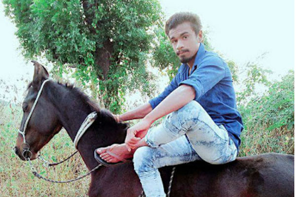 ঘোড়ায় চড়ার অপরাধে যুবককে হত্যা