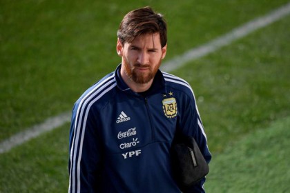 সেই পরাজয়ের পর সতীর্থদের পরামর্শ মেসির
