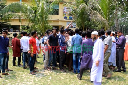এইচএসসি পরীক্ষায় প্রবেশপত্র বিতরণে অর্থ আদায়, পরীক্ষার্থীদের বিক্ষোভ