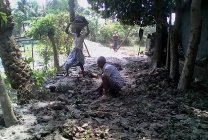 স্বেচ্ছাশ্রমে রাস্তা নির্মাণ