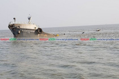 হাতিয়ার ঠেংগার চরে মালবাহী জাহাজ ডুবি, নিখোঁজ ৩