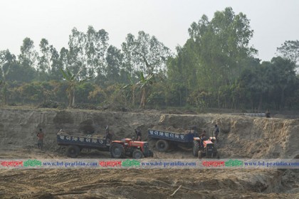 জয়পুরহাটে ফসলি জমি কাটার মহোৎসব, প্রশাসন নিরব