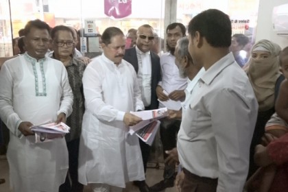 খালেদা জিয়ার মুক্তির দাবিতে বরিশালে বিএনপির লিফলেট বিতরণ