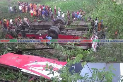 গোপালগঞ্জে বাস খাদে পড়ে নিহত ৮