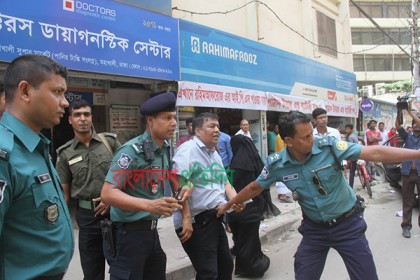 মহাখালীতে লিফলেট বিলির সময় বিএনপি নেতা আটক