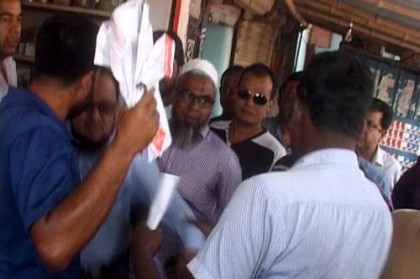 রাজশাহীতে বিএনপির লিফলেট বিতরণে বাধা, সভাপতিকে লাঞ্ছিত