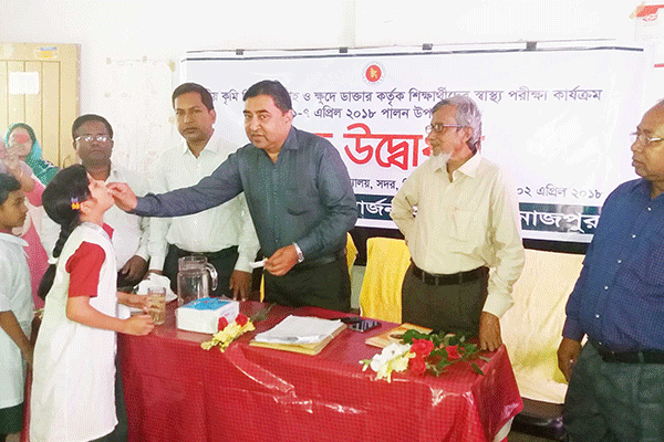 দিনাজপুরে ৮ লক্ষাধিক শিক্ষার্থীকে কৃমিনাশক ট্যাবলেট খাওয়ানো হচ্ছে