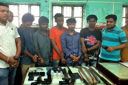 চট্টগ্রামে অস্ত্রসহ ৫ সন্ত্রাসী গ্রেফতার



