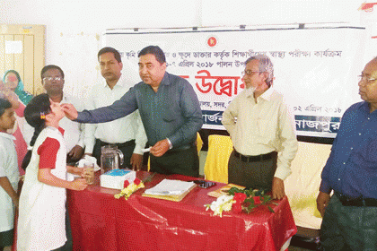 দিনাজপুরে ৮ লক্ষাধিক শিক্ষার্থীকে কৃমিনাশক ট্যাবলেট খাওয়ানো হচ্ছে