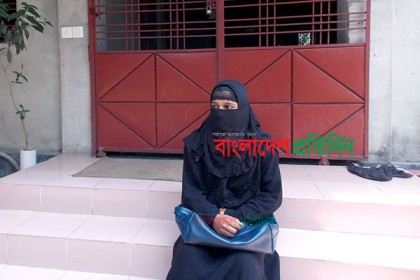 বিষের বোতল হাতে এখনও প্রেমিকের বাড়িতে অনশনে এইচএসসি পরীক্ষার্থী
