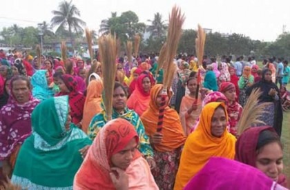 রাজশাহী মহানগর আ.লীগ নেতার বিরুদ্ধে ঝাড়ু মিছিল