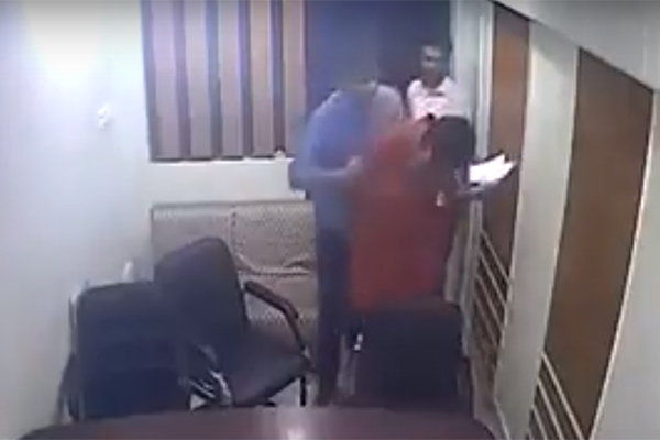 অধ্যক্ষকে ছাত্রলীগ নেতার মারধরের ভিডিও ভাইরাল (ভিডিও)