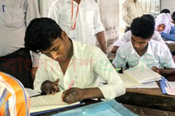 দুই হাতের আঙুল নেই, তবুও থেমে নেই রুবেল

