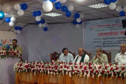 স্বাধীনতা পদকপ্রাপ্ত একে আজাদ খানকে সংবর্ধনা