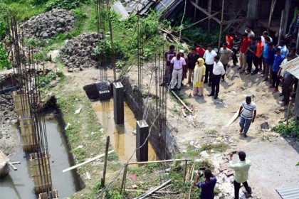 গৌরনদীতে খাল দখল করে ভবন নির্মাণ 

