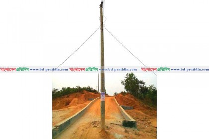 রাস্তার মাঝে খাম্বা!