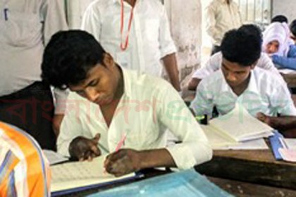 দুই হাতের আঙুল নেই, তবুও থেমে নেই রুবেল

