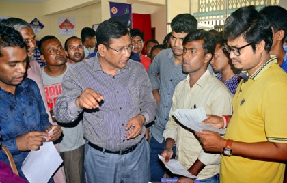 ৪ দিন পর সচল হল বগুড়া পাসপোর্ট অফিস