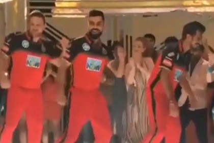 গানের সাথে তাল মেলালেন বিরাটরা (ভিডিও)