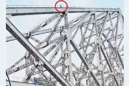 ব্রিজের মাথায় উঠে গেলেন যুবক, এরপর...