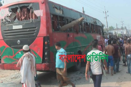 খুলনায় বাসচাপায় মেয়ে নিহত, মা আহত 