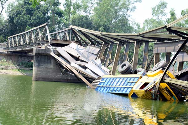 বগুড়ায় ব্রিজ ভেঙে পাথর বোঝাই ট্রাক খাদে

