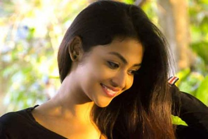 ছাদ থেকে ঝাঁপ দিয়ে উঠতি মডেলের আত্মহত্যা 