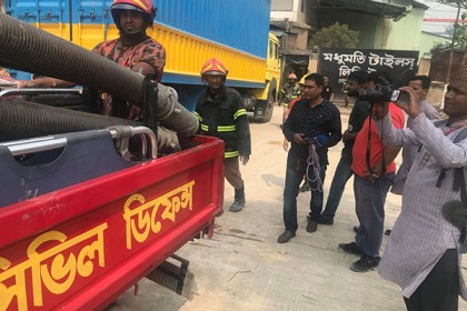 সাভারে টাইলস কারখানায় আগুন
