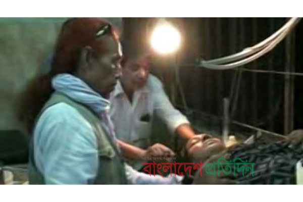 ইভটিজিংয়ের প্রতিবাদ করায় মাকে পেটালো বখাটে