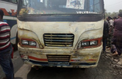 খুলনায় বাসের ধাক্কায় নিহত ৩