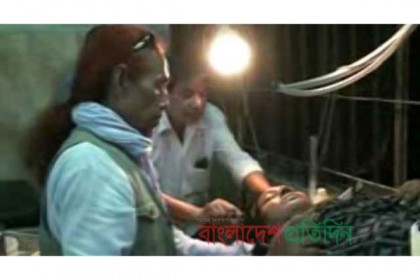ইভটিজিংয়ের প্রতিবাদ করায় মাকে পেটালো বখাটে