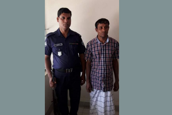 টেকনাফে পৃথক অভিযানে ২ শীর্ষ মানবপাচারকারী গ্রেফতার