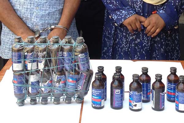 ফরিদপুরে ফেনসিডিলসহ স্বামী-স্ত্রী আটক
