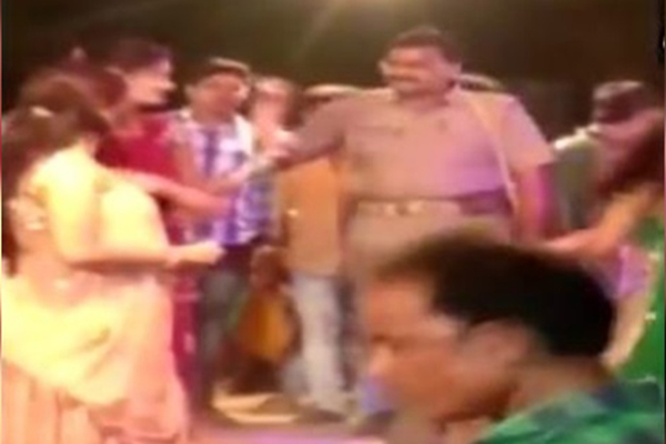 হাতে টাকা, কাঁধে বন্দুক নিয়ে নাচের আসরে পুলিশ! (ভিডিও)