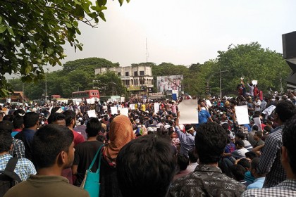 কোটা সংস্কারের দাবিতে শাহবাগ অবরোধ