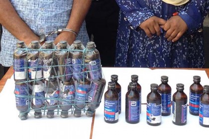 ফরিদপুরে ফেনসিডিলসহ স্বামী-স্ত্রী আটক
