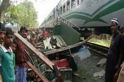 নাটোরে ট্রেন-নসিমন সংঘর্ষ

