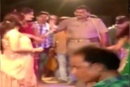 হাতে টাকা, কাঁধে বন্দুক নিয়ে নাচের আসরে পুলিশ! (ভিডিও)