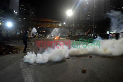 শাহবাগে থেমে থেমে সংঘর্ষ, আহত ৩০