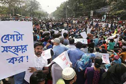 সকাল থেকে মুখোমুখি আন্দোলনকারী-আইনশৃঙ্খলা বাহিনী