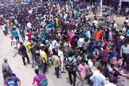 শিক্ষার্থীদের রংপুর-ঢাকা মহাসড়ক অবরোধ
