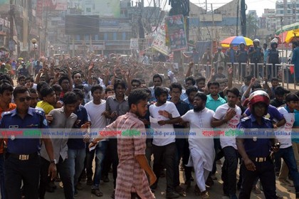 কুমিল্লায় কয়েকশ' শিক্ষার্থীর বিক্ষোভ ও স্মারকলিপি 
