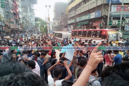 আন্দোলনে উত্তাল জবি, ঢাকা–মাওয়া মহাসড়ক অবরোধ