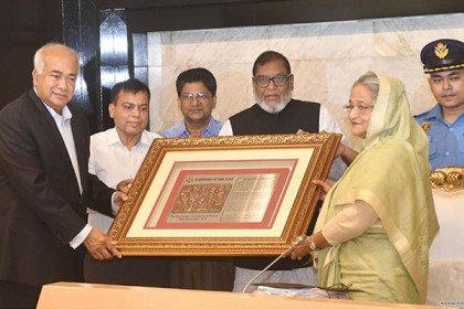প্রধানমন্ত্রীর হাতে ফোর্ট উইলিয়াম মিলনায়তনে দেওয়া সংবর্ধনা পদক