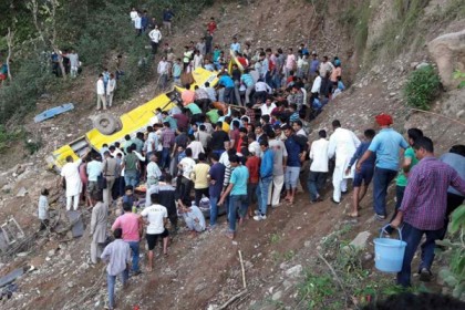 ভারতের হিমাচলে বাড়ি ফেরার পথে শিক্ষক-শিক্ষার্থীসহ নিহত ২৯