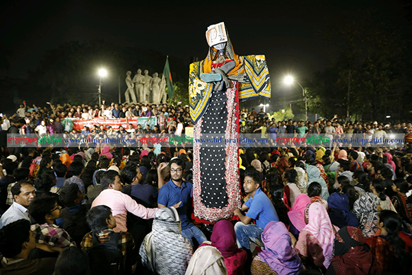 মতিয়া চৌধুরীর বক্তব্য প্রত্যাহারের দাবিতে উত্তাল ঢাবি